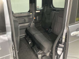 セカンドシートです。足元も意外とゆったりしています。