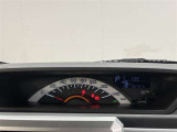 視認性の高いスピードメーターになっております。