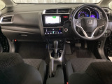 車内は光触媒抗菌消臭施工済です。スタイリッシュなデザインでスポーティなインパネ周りを演出します。グローブボックスやカップホルダーのほかにトレーなどたくさんの収納スペースが付いています。