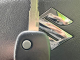 【キーレス】少し離れた場所からでもボタン一つでドアの開錠・施錠ができるのでとっても便利!ドアの鍵穴周りに傷をつけることもありません♪