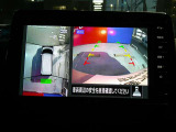 空から見下ろすような視点で、スムースな駐車と安全確認をサポートします。