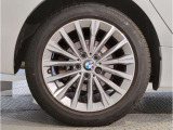 BMWの純正アロイホイールは軽量かつ強度にも優れているホイールで走行性能を引き上げる設計になっております。足元にもBMWは妥協がなくこだわっている個所になります。