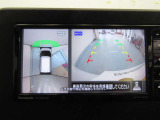 アラウンドビューモニターは4方のカメラで真上から車を見たようにモニターで確認ができます。周辺の安全確認、小さなお子様や障害物も目視で確認できるので駐車のしやすさだけでなく、事故防止にも役立ちます。