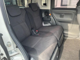 後部座席も気になるようなキズ・汚れやへたり等、大きなダメージはなく、良好な状態です。