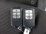 スマートキー付!キーを取り出さなくてもドアロックの施錠・開錠、エンジンの始動が出来ます!雨の日や荷物の多い日にとても便利ですね♪