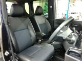 運転席側からの前席ビューです。内装色はブラック系ですので汚れも目立ちにくいです♪