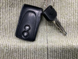 手荷物が多いときでも、スマートキーをバッグやポケットに携帯していれば、キーを取り出すことなくドアの解錠・施錠ができます
