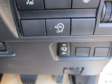 アイドリングストップ機能付です。特別な操作をしなくても、普段通りの運転をするだけで、エコドライブができる機能です。OFFボタンがありますので、必要に応じて使い分けてください。
