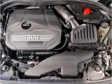 【BMWエンジン】革新的なガソリン・エンジン・テクノロジーによる高性能かつ高効率。レスポンスの良いパワーを発揮。常にスムーズな吸気を実現しアクセル開度にダイレクトに反応しドライビングを楽しく演出。