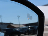【ブラインドスポットモニター】左右斜め後ろを平行して走る車を認識し、車線変更の際に危険を察知するとドライバーへ警告を促します。夜・雨・トンネル内など走行時の環境が悪い時ほど頼りになる安全装置です。