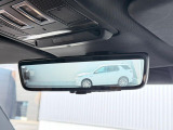 【クリアサイトインテリアリアビューミラー】は車体に装備したカメラによって、後方の映像がミラーに映し出されます。ミラーユニット下部のスイッチで簡単にモード切替も可能です。