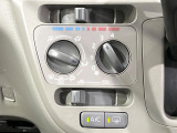 寒い冬も暑い夏も全席に快適な空調を届けてくれる、ダイヤル式エアコンを装備♪
