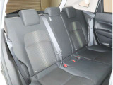 後ろのシートも足元広々で大人もゆったり座ることができます。