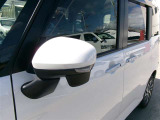 ターンランプ付きドアミラーはデザインだけでなく、他のドライバーや周囲の歩行者にもわかり易く視認性も十分な装備です。
