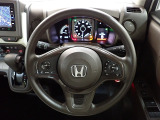 ハンドル左側にはオーディオ操作が出来るオーディオリモートコントロールスイッチ、右側にはHonda SENSINGとオートクルーズコントロールのスイッチを装備!