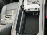 運転席コンソールBOXです!小物を入れるのにぴったりです。