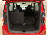 後部座席は分割でシートをたおすことができます。大きな荷物、ゴルフバックも積めます。上質で広々とした室内だから、みんなが心地よく車内で快適に過ごせます♪