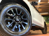 【純正18インチアルミホイール】外観にマッチした純正アルミホイールを装着しております。各種社外アルミホイールや、スタッドレスタイヤも取扱いしております。是非ご相談ください♪