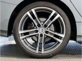 【BMWアロイホイル】軽量かつ強度に拘ったアロイホイル。走行性能ポテンシャルを引き出す設計。車の足元を引き締めてくれる大きなポイントはアロイホイルです。