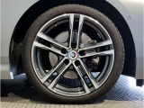 【BMWアロイホイル】軽量かつ強度に拘ったアロイホイル。走行性能ポテンシャルを引き出す設計。車の足元を引き締めてくれる大きなポイントはアロイホイルです。