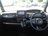 大きなフロントガラスで広々とした視界の運転席まわりです。