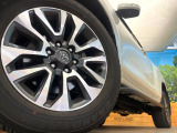 【純正19インチアルミホイール】外観にマッチした純正アルミホイールを装着しております。各種社外アルミホイールや、スタッドレスタイヤも取扱いしております。是非ご相談ください♪