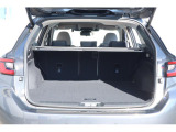 開口部の広いラゲッジスペース確保!オプションのトレーマットと傷防止のカーゴトレーマットを装着済み!
