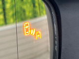 【ブラインドスポットモニター】走行中、ドアミラーの死角になりやすい箇所に後続車が接近するとサイドミラーのレンズに警告を表示!ドライバーに注意喚起をしてくれます。