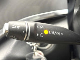 ●ディスタンスパイロットディストロニック:都市、郊外、高速道路などの走行時に、ステレオマルチパーパスカメラとレーダーセンサーにより、前走車を認識して速度に応じた車間距離を維持する次世代のクルコン!