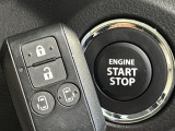 【キーレススタートシステム】カバンやポケットに入れたままでもドアの施錠・解錠が可能なスマートキーを装備。エンジンのオン・オフ時もカギを取り出す必要が無いからとっても便利です♪