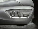 パワーシート搭載。微妙な調整が手軽にでき、最適なポジションで運転することが可能です。