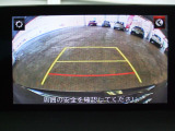 バックカメラの映像はナビへと映し出されます。大きな画面で確認ができて安心!左ドアミラーにはサイドカメラを標準装備しています。運転席からでは確認が難しい左フロントタイヤ近辺をモニターへと映し出します。