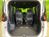 普段のお買い物や通勤、送迎等に十分な荷室スペースを確保しております。セカンドシートを倒すと、大きな荷物の積載も可能です♪