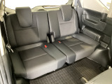 【3列目シート】しっかりした厚みの有るシートになりますので長い時間のドライブでも安心してお乗り頂けます♪