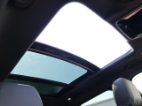 【電動パノラミックルーフ】車内に気持ちいい自然光が差し込み、頭上に広がる風景をお楽しみいただけます。快適な車内温度を維持し日差しから乗員とインテリアを守るダークカラーのガラス。電動ブラインド付き!