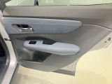 【後席ドア】ボトルホルダーが付いているので、後席でもゆっくり過ごせます♪