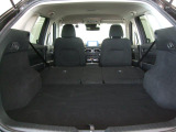 広々ラゲッジスペースはレジャーやアウトドアにピッタリです。リアシートは4:2:4の3分割で倒すことができます。後部座席を倒せばたくさんの荷物を積めるフラットなラゲッジスペースになります。