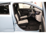 中古車なので使用感はありますが、座り心地の良いフロントシート