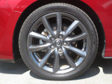 18インチ純正アルミホイールを装備。タイヤサイズは215/45R18となります。