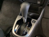 CVT車のセレクトレバーです。低速から高速まで、変速ショックのないスムーズな走りを実現するとともに、エンジン効率のよい領域を維持することで燃費にも貢献します。