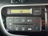 車内環境を自動でコントロールするフルオートエアコン。長距離ドライブも快適です。