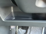 運転席周辺の収納も充実したドライバーズロアポケット。細かな使い勝手にも配慮されています。