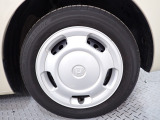 ホイールは車のデザインにマッチした専用タイプです。