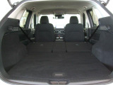 広々ラゲッジスペースはレジャーやアウトドアにピッタリです。リアシートは4:2:4の3分割で倒すことができます。後部座席を倒せばたくさんの荷物を積めるフラットなラゲッジスペースになります。