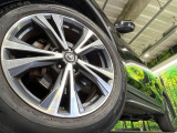 【純正18インチアルミホイール】外観にマッチした純正アルミホイールを装着しております。各種社外アルミホイールや、スタッドレスタイヤも取扱いしております。是非ご相談ください♪
