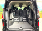 後席を格納すると、これだけの広さが!シーンに合わせたシートアレンジで、大きな荷物も積むことが出来ます♪