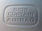 サイドカーテンエアバックシステムは、側面衝突時に大人から子供までさまざまな体格の乗員の頭部や頚部を広範囲で保護。特にセンターピラーへの頭部衝突を防ぐ展開性能を実現しています。