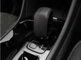 美しいチャコールのシフトノブ。スウェーデンならではのモダンな感覚にあふれるラグジュアリー感。そのスタイリッシュなエクステリアには、都市のライフスタイルに自然に溶け込むセンスが息づいています。
