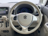 インテリアに合わせたデザインのステアリングは、運転される方のことも考え、運転しやすい形状、大きさです。是非一度、実際に触ってお確かめください。