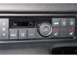 フルオートエアコンが装備されています!お好みの温度設定をするだけでエアコンの風量やモードの切り替えを自動でコントロールしてくれます!ユーザーの操作が少なく燃費走行にもつながります!